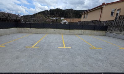 Tlakovano in ograjeno parkirišče, Prevalje